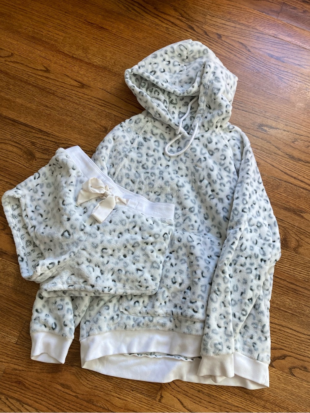 Gilly Hicks oversized leopard print fleece fuzzy lounge hoodie and shorts